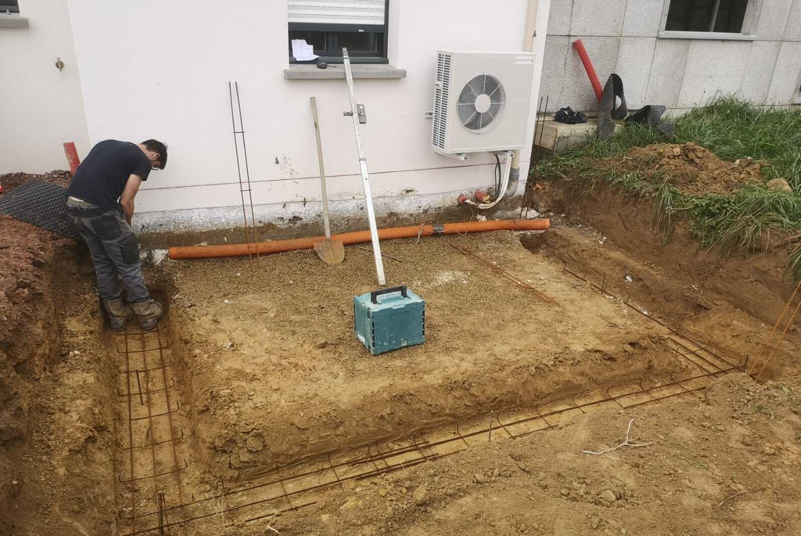 Travaux d'assainissement autour d'une maison